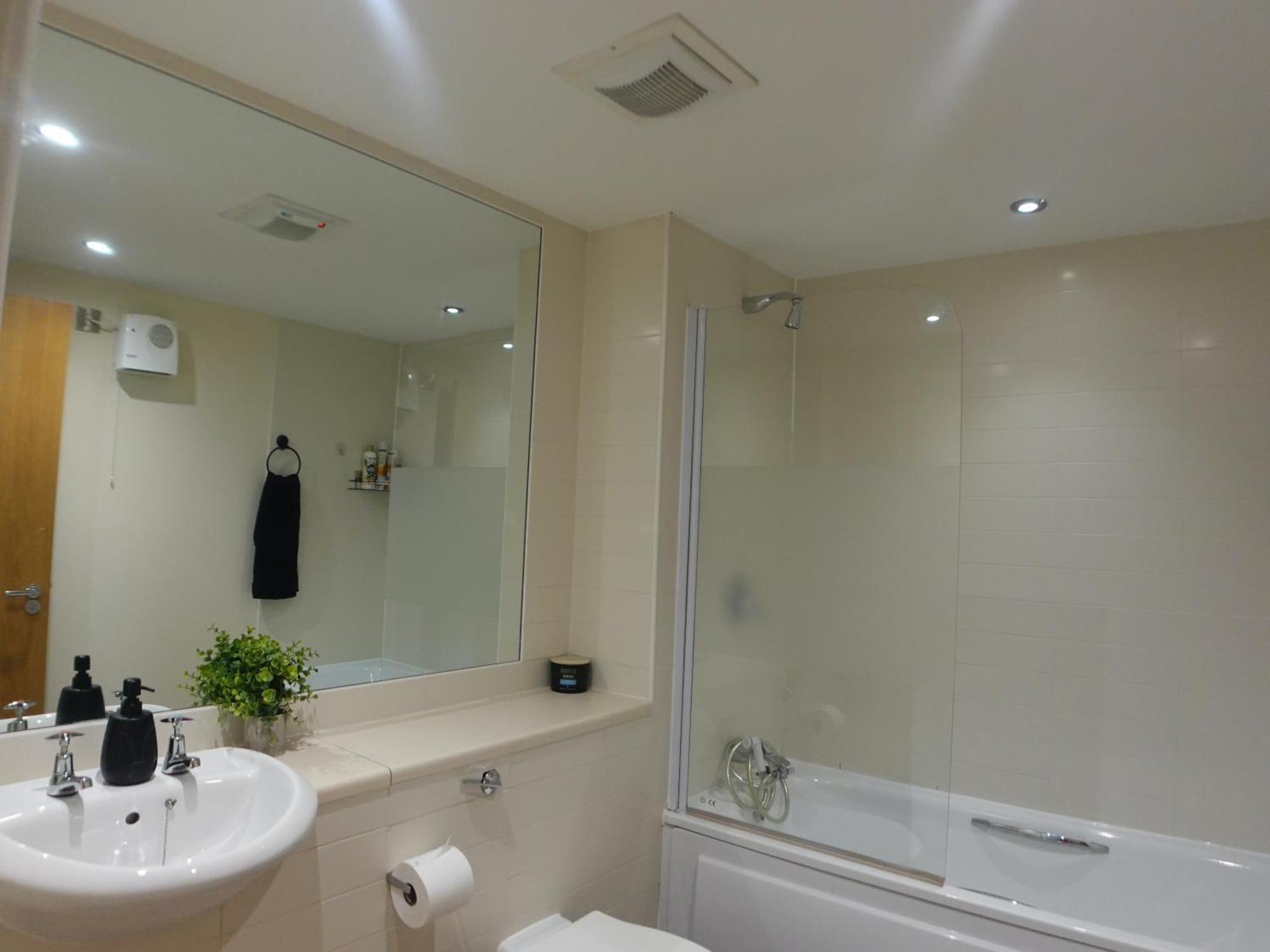 Modern Spacious Apartment In Digbeth With Balcony - Netflix, Youtube, Amazon Tv, Superfast Wifi - Just 10 Mins To Birmingham Centre, Bullring, Train, Coach Station And Birmingham Fc ภายนอก รูปภาพ