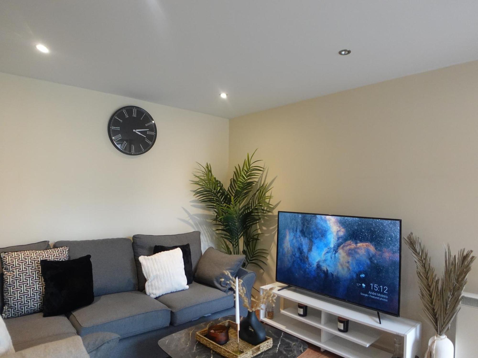 Modern Spacious Apartment In Digbeth With Balcony - Netflix, Youtube, Amazon Tv, Superfast Wifi - Just 10 Mins To Birmingham Centre, Bullring, Train, Coach Station And Birmingham Fc ภายนอก รูปภาพ